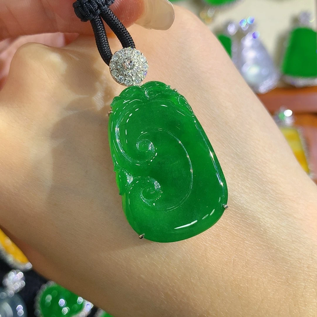 颈饰18K金镶嵌翡翠