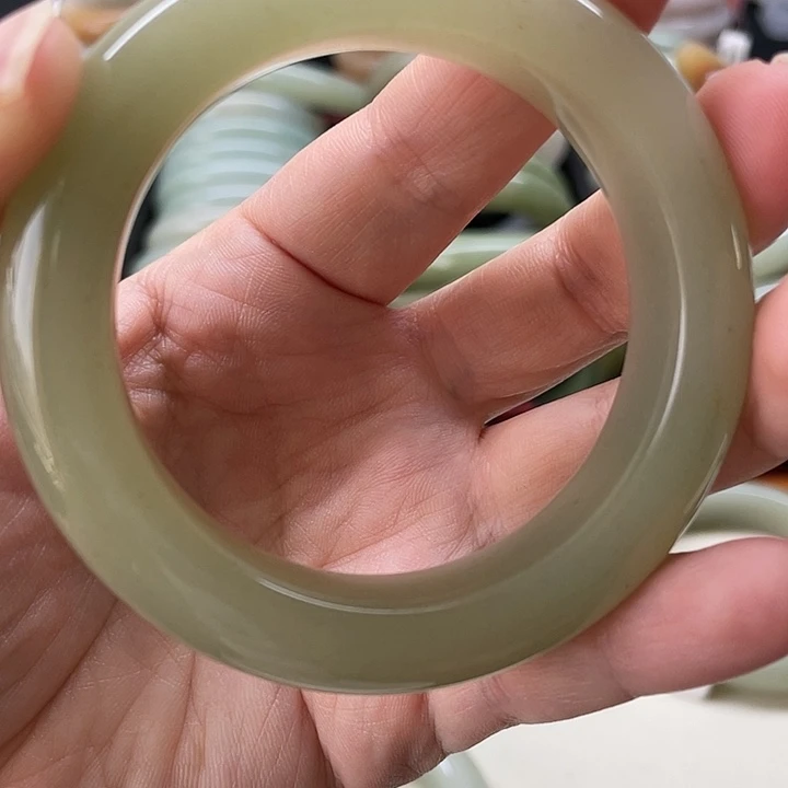 石英质玉未镶嵌经典时尚佘太玉镯