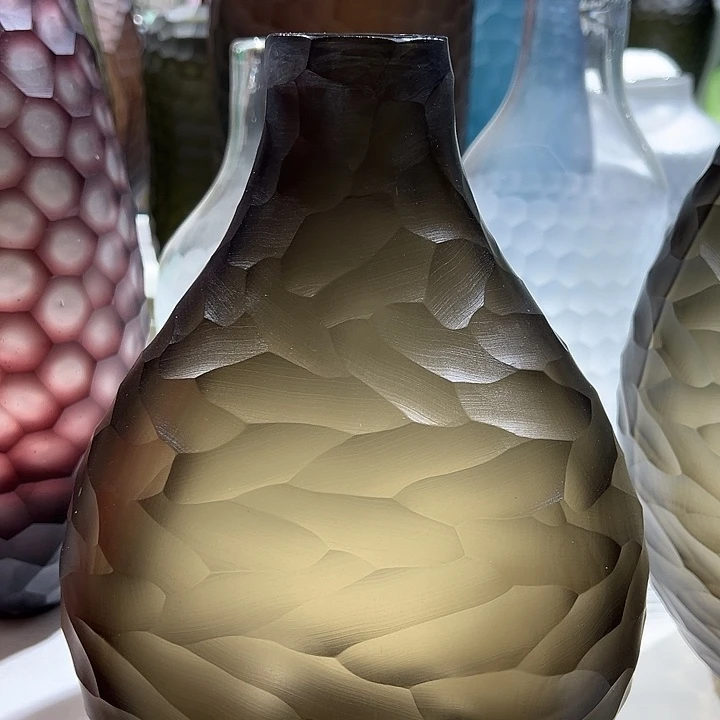 咖色磨刻花瓶花器高28口4