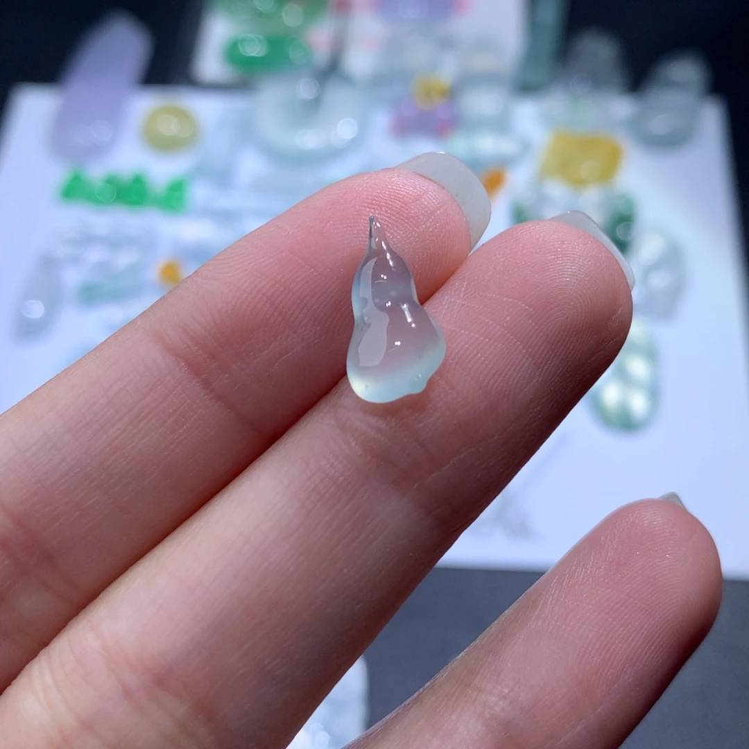 翡翠颈饰未镶嵌13.3 7.0 3.7