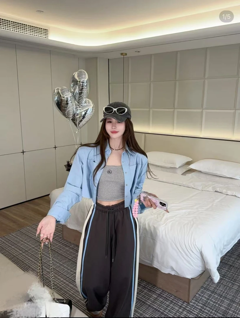 米娜家蓝调时刻泡菜订制蓝色短款衬衫+吊带+彩条灰色卫裤套装