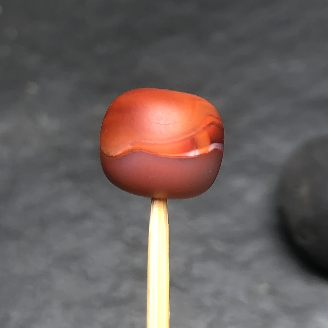 天然原矿南红老型直径9.8对孔8.6毫米