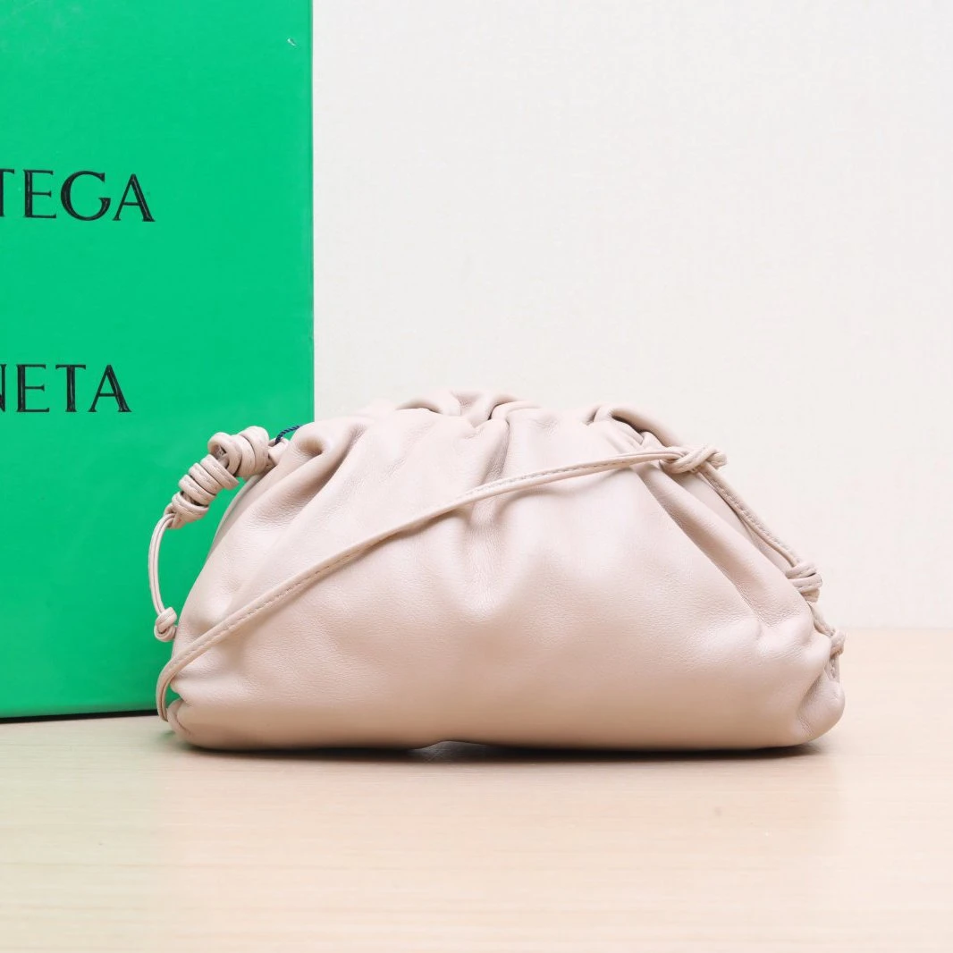 95新 BOTTEGA VENETA/葆蝶家 活动黑黑Pouch 云朵包 Mini 单肩包