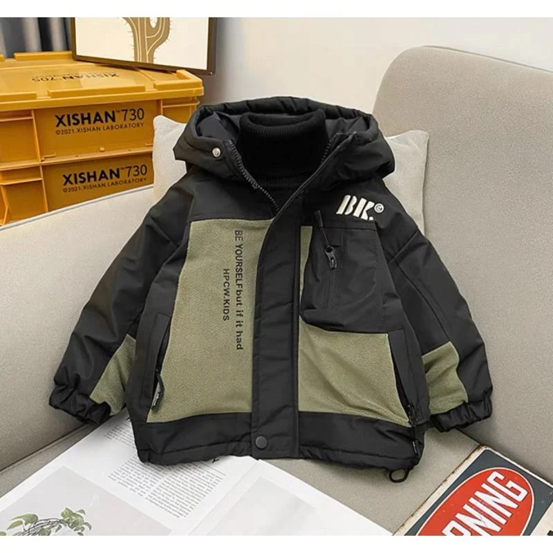 4046（军绿色）儿童撞色字母口袋设计外套