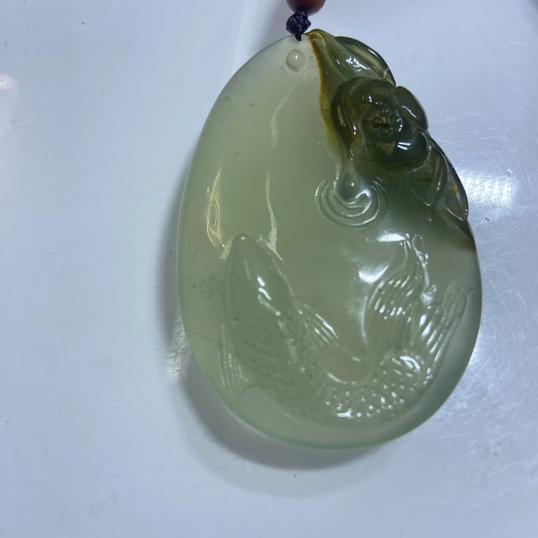 精品岫玉俏色巧雕花玉莲花鱼挂件甩有微瑕（内裂）