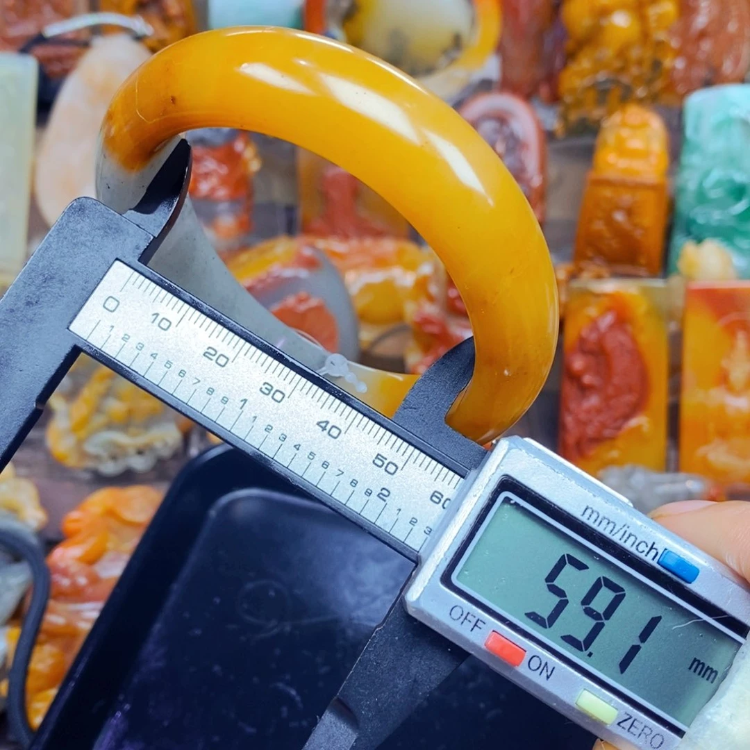 石英质玉（黄龙玉）未镶嵌颈饰