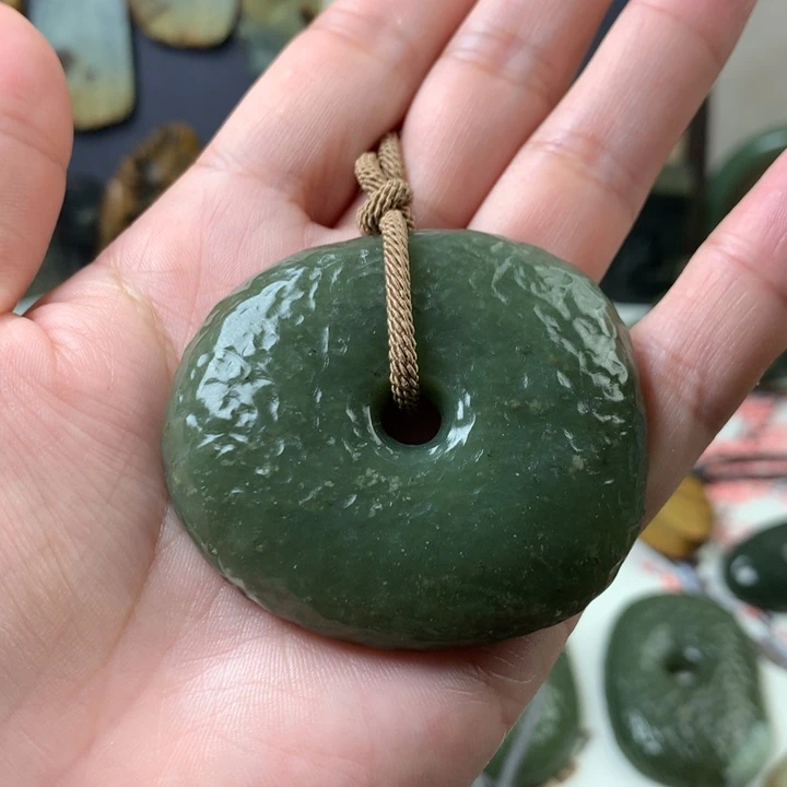 透闪石质玉挂件未镶嵌