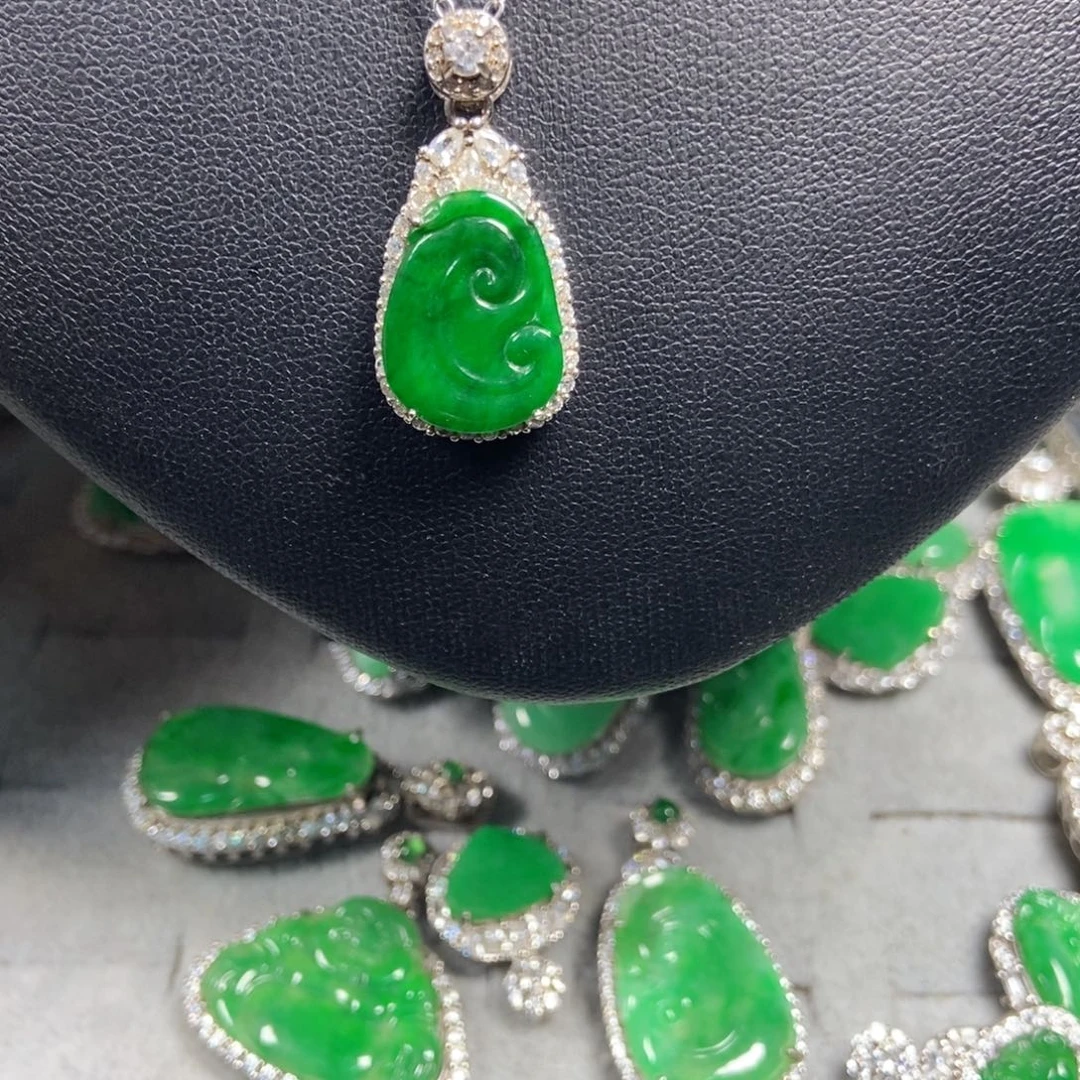 翡翠吊坠(赠链)未镶嵌如意