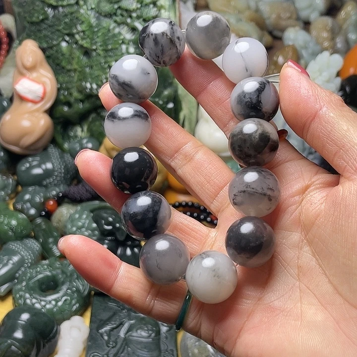 透闪石质玉未镶嵌颈饰