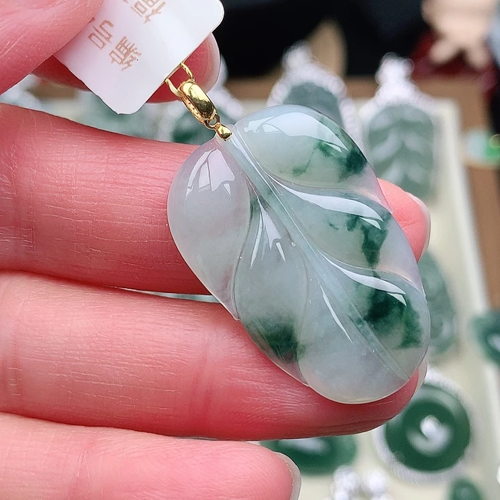 颈饰18K金镶嵌翡翠吊坠