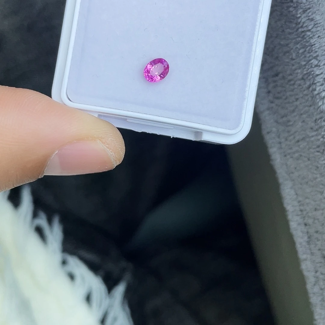 蓝宝石裸石0.56Ct。