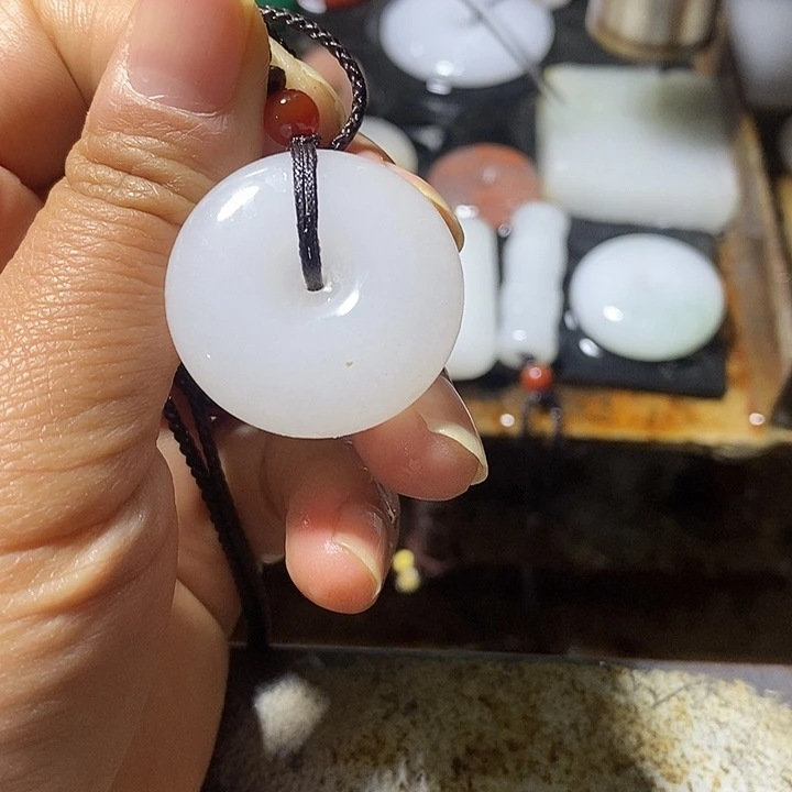 石英质玉未镶嵌颈饰