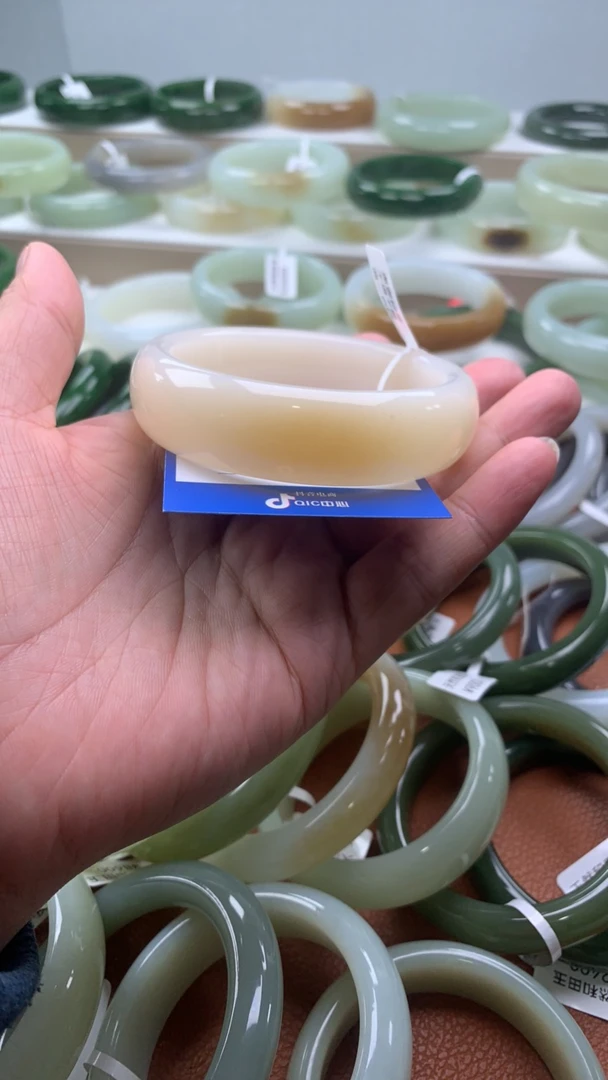 精品和田玉手镯。