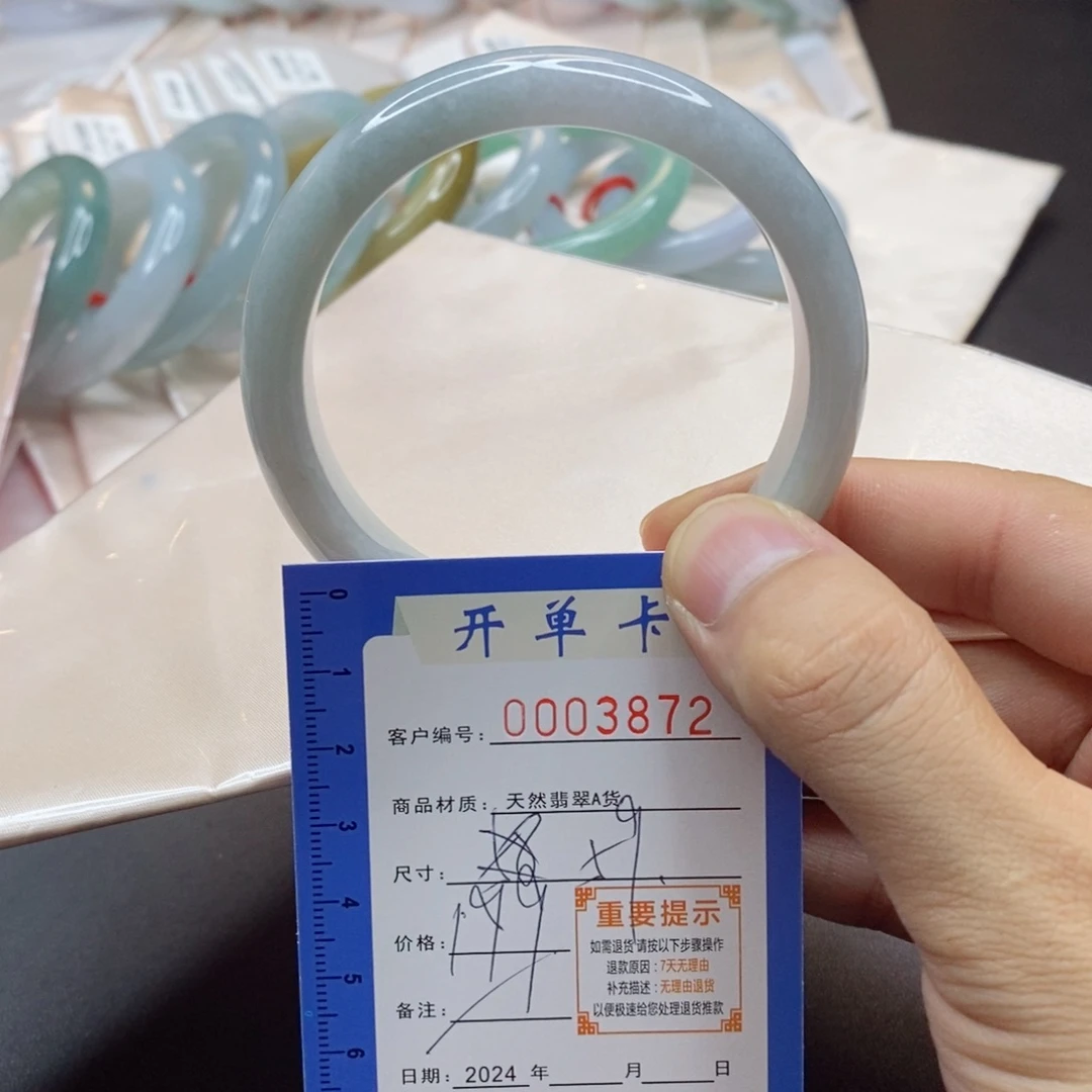 翡翠手镯未镶嵌翡翠