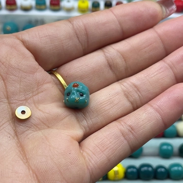 琉璃颈饰雪巴琉璃