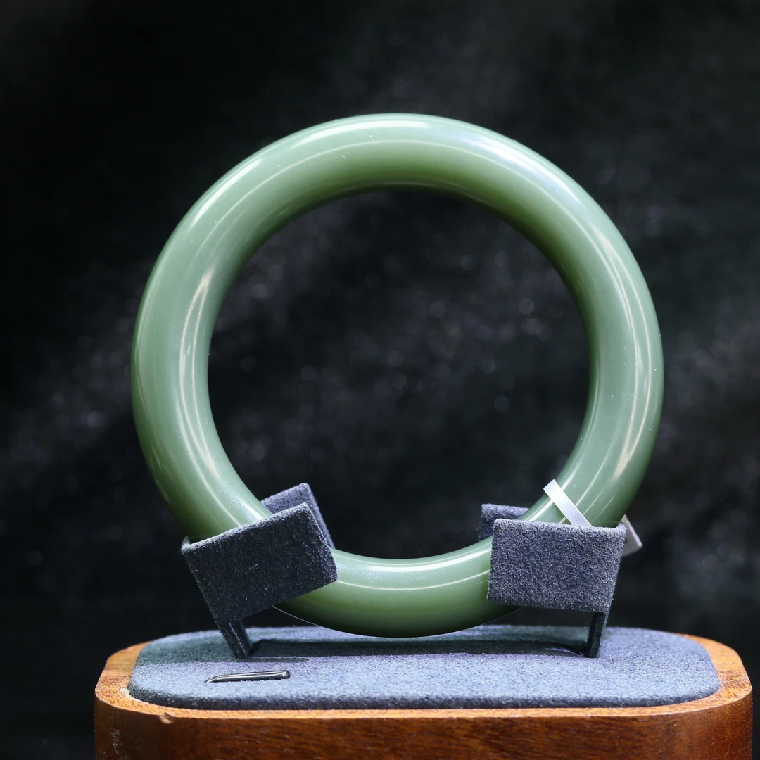 53和田玉老坑鸭蛋青手镯/300235保利厦门拍卖