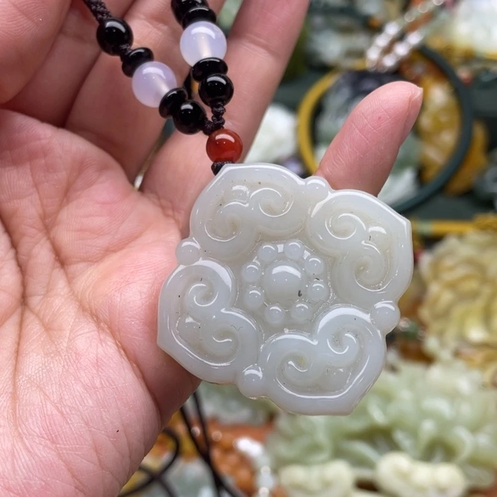 蛇纹石玉吊坠合金