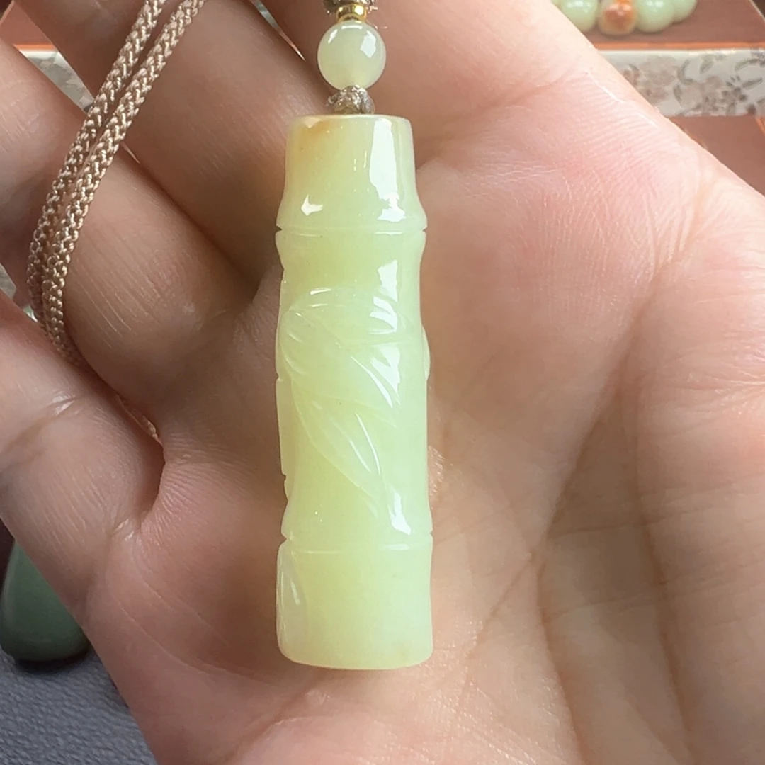 颈饰未镶嵌岫岩老玉（透闪石质玉）