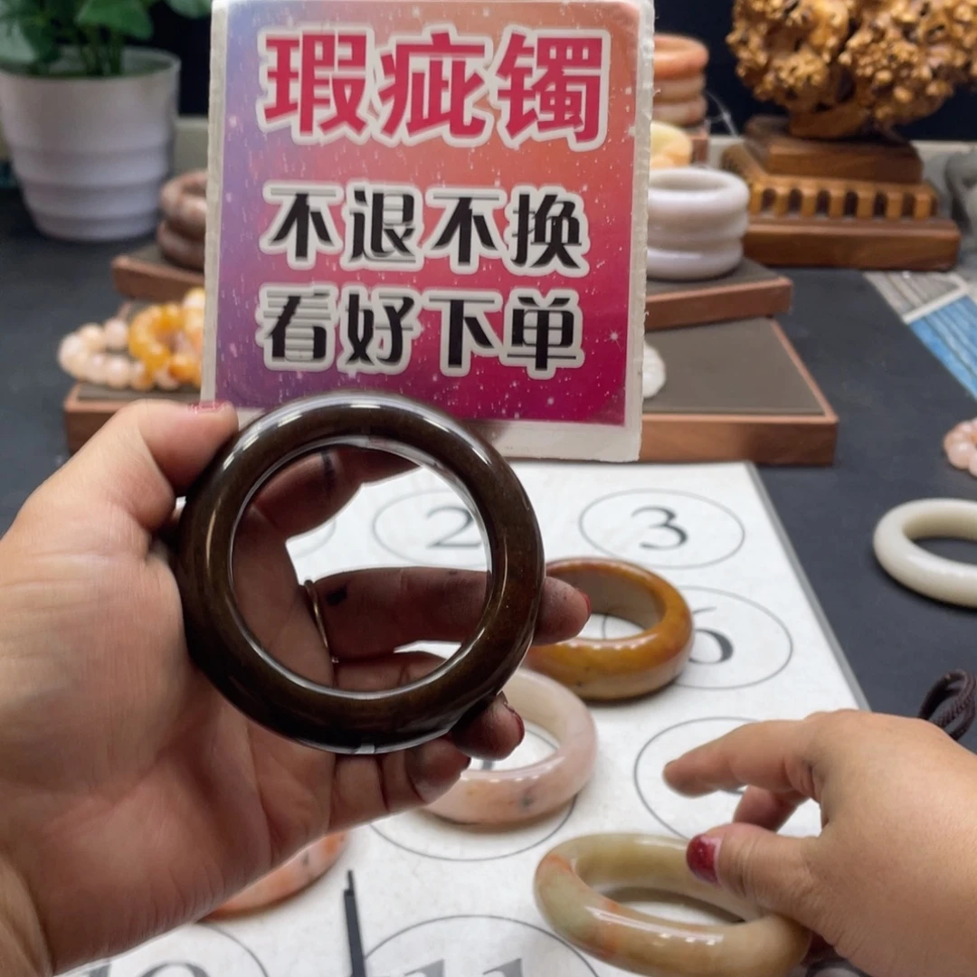 溜***吉石英岩玉未镶嵌手镯