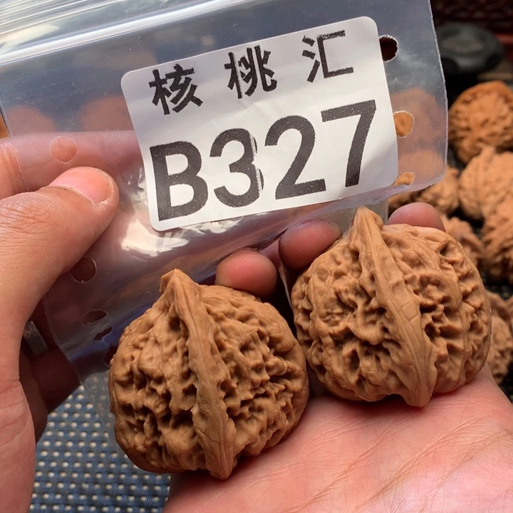 文玩核桃吊坠红锦鲤