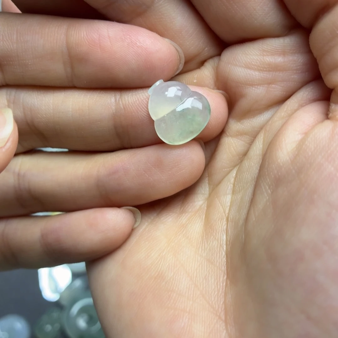 翡翠未镶嵌颈饰飘花葫芦