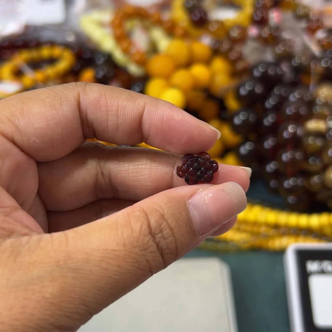 未镶嵌琥珀珠宝奇石444