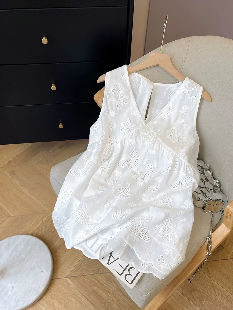 Coco 镂空甜美v领小衫