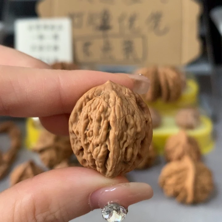鸿***吊坠文玩核桃异形单只，有瑕疵