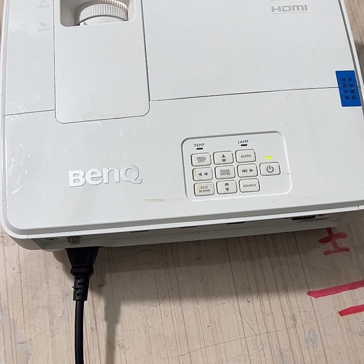 8新投影仪一台 包邮