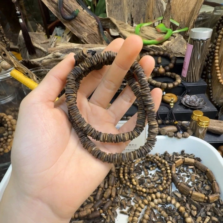 ˗***˗沉香沉香碎屑海南乌身白棋0.7大12克➕沉香碎屑多样性