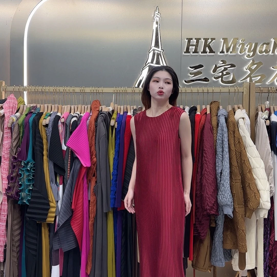 套头款亮面连衣裙