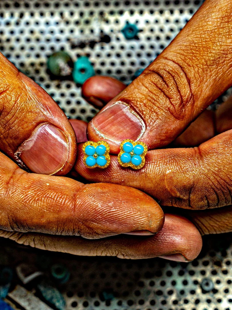 925银合成锆石耳饰 四瓣花蓝色手工镶嵌S925银镀金耳钉