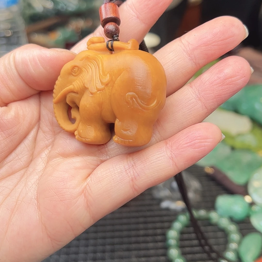 石英质玉（非洲翠）未镶嵌颈饰