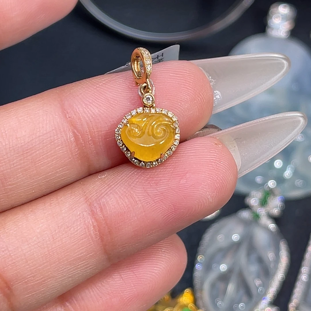 翡翠18K金镶嵌颈饰如意头