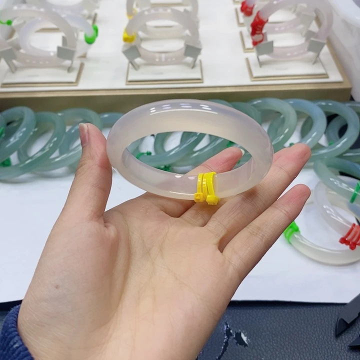 玛瑙/玉髓手镯未镶嵌54.4圈口