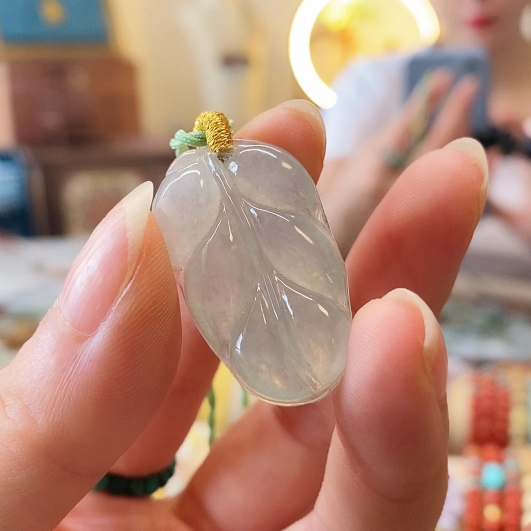 翡翠挂件未镶嵌小***橱翡翠挂件