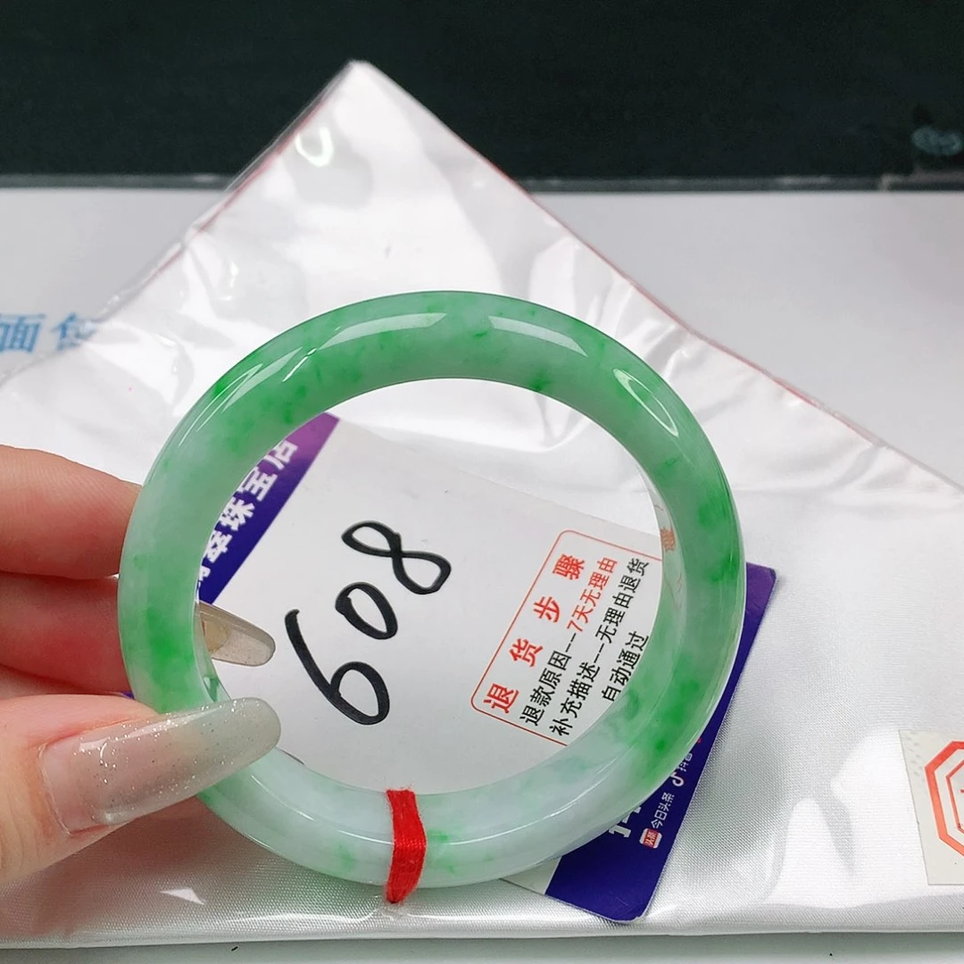 翡翠手镯未镶嵌依*翡翠手镯