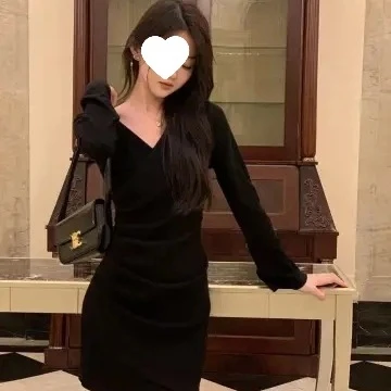 纯欲高级感辣妹V领长袖连衣裙女装秋冬季打底褶皱掐腰包臀短裙子