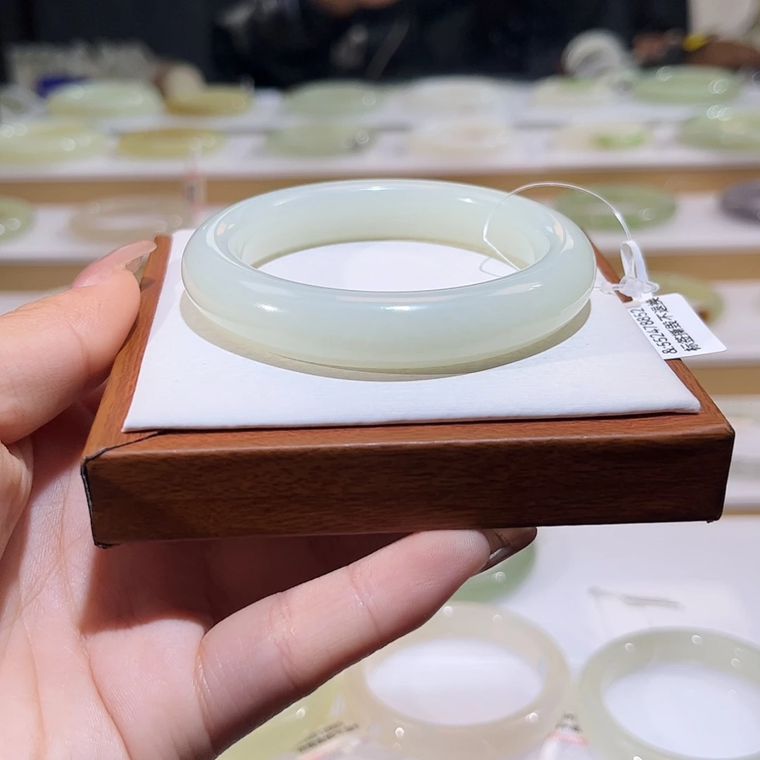 和田玉未镶嵌手镯且末高清白