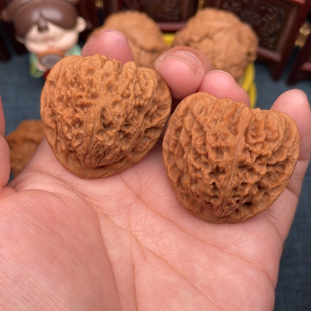 文玩核桃把件全品红皮三角疆40