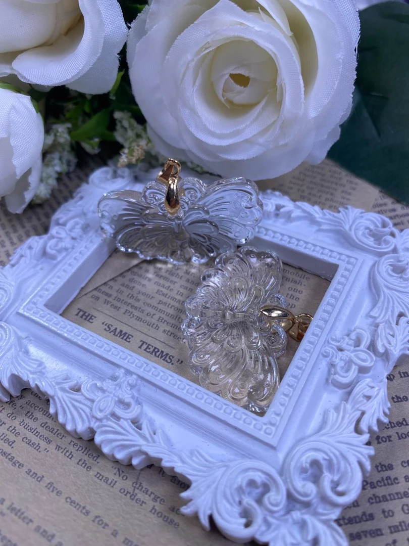 白色蝴蝶吊坠（配扣头）发一个L143