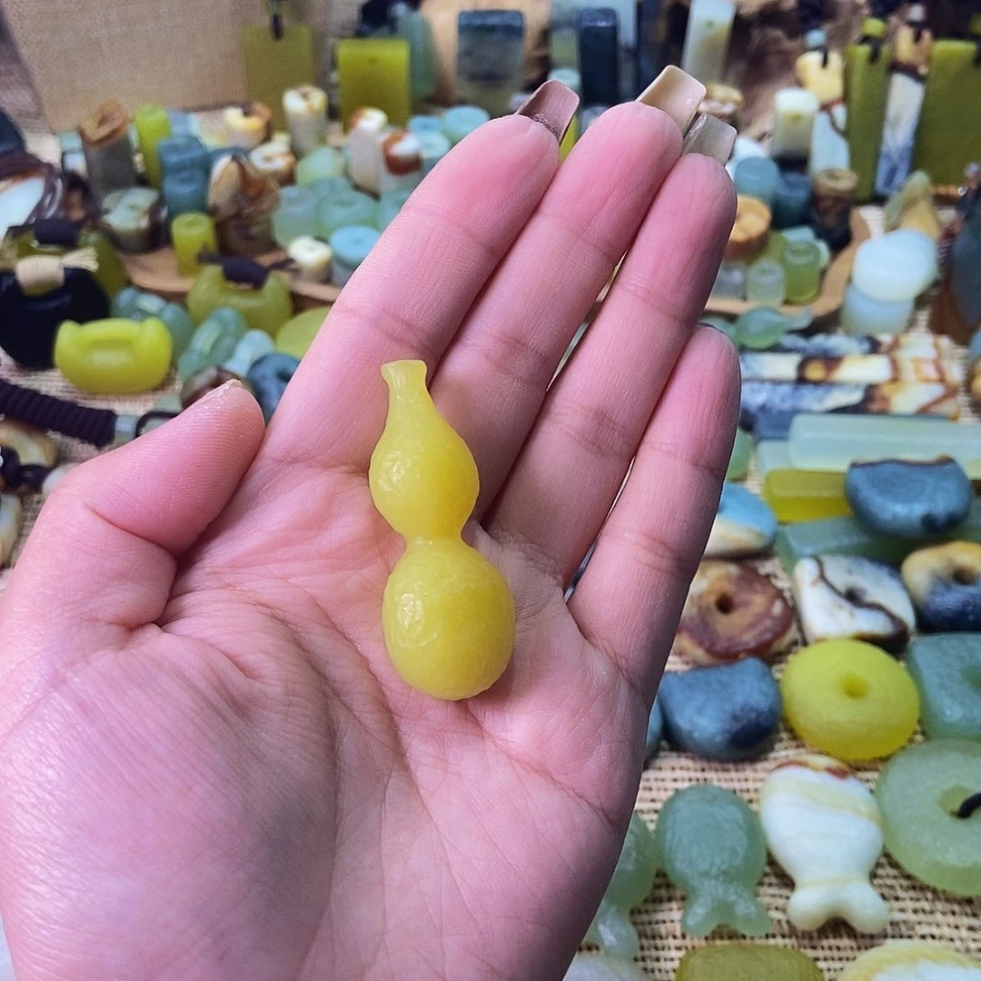 未镶嵌蛇纹石玉挂件卡***儿