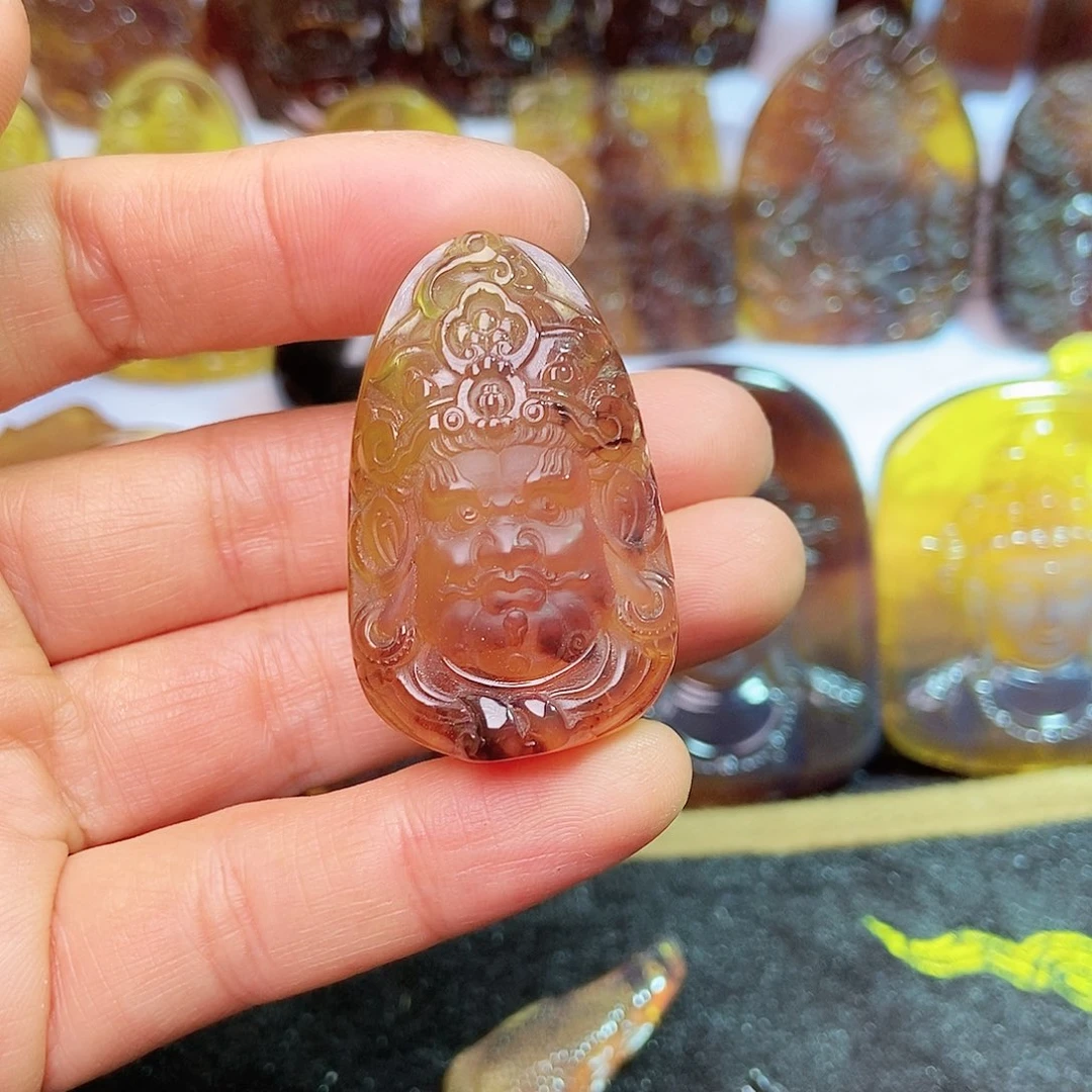 琥珀颈饰未镶嵌黄财神