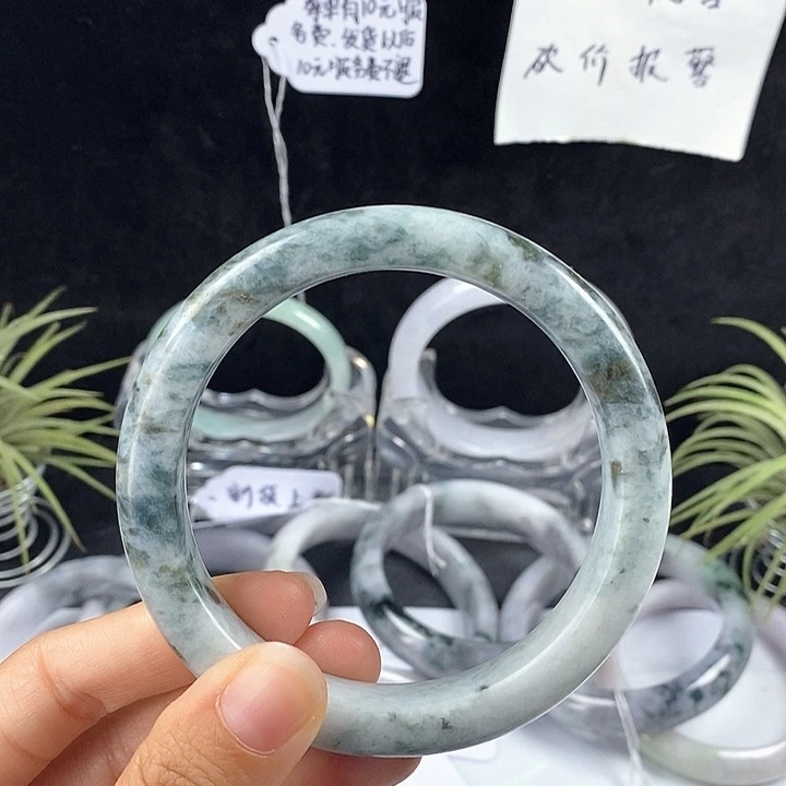 翡翠未镶嵌手镯79号。 63圈