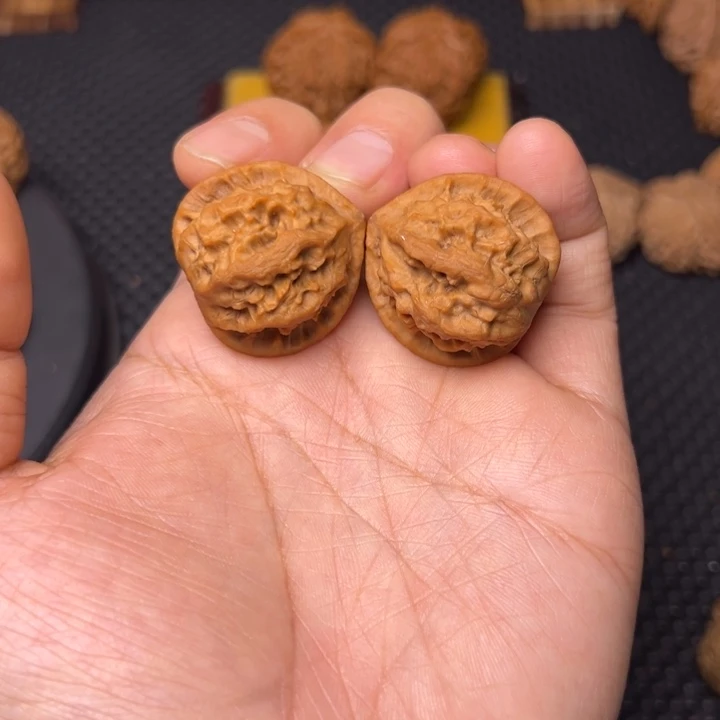 文玩核桃吊坠蝴蝶