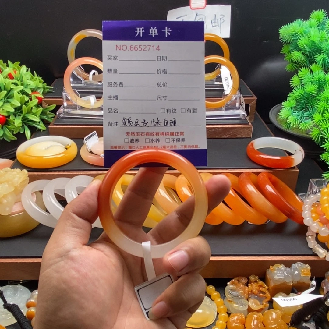 爱***.未镶嵌石英质玉（黄龙玉）手镯52714