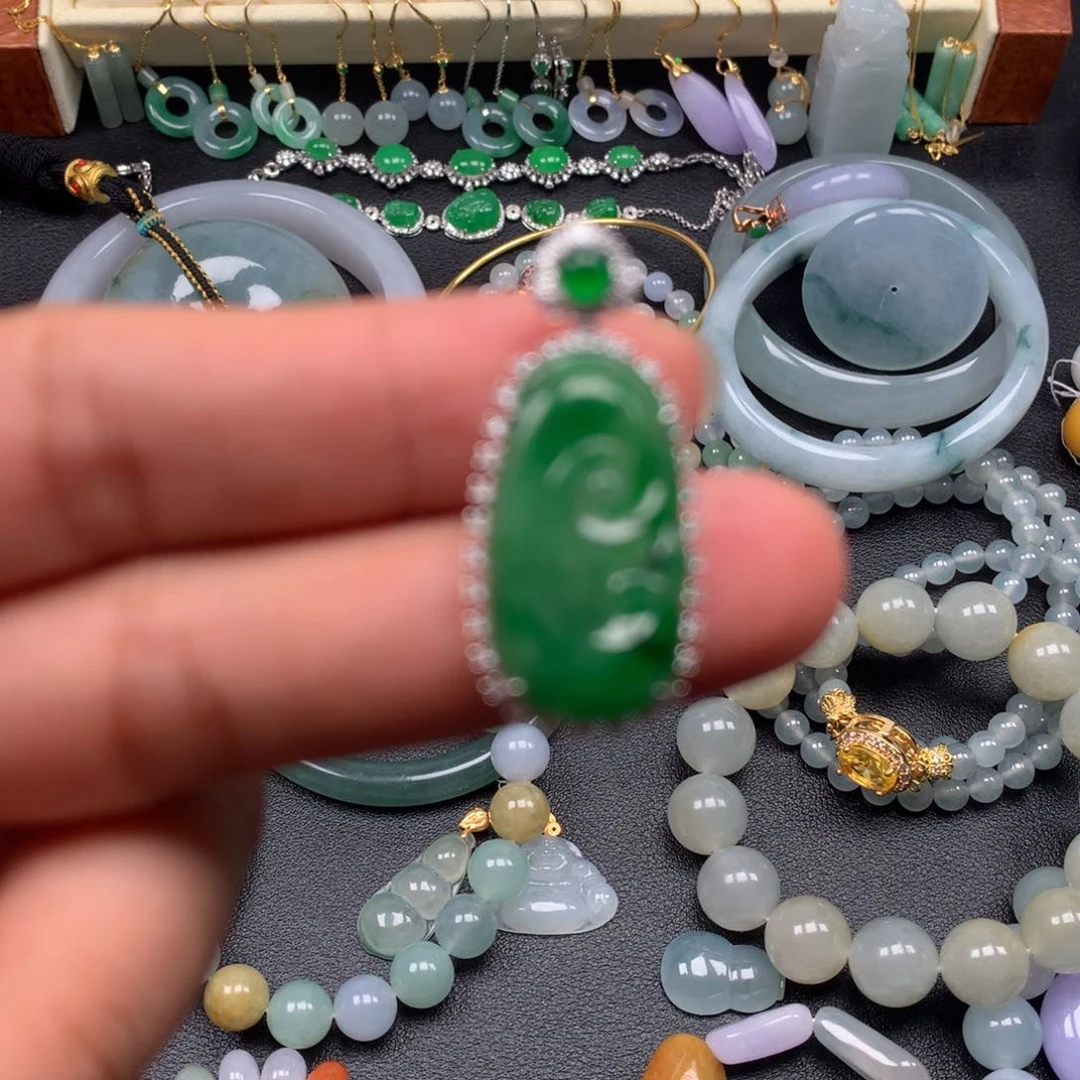 颈饰18K金镶嵌翡翠绿如意