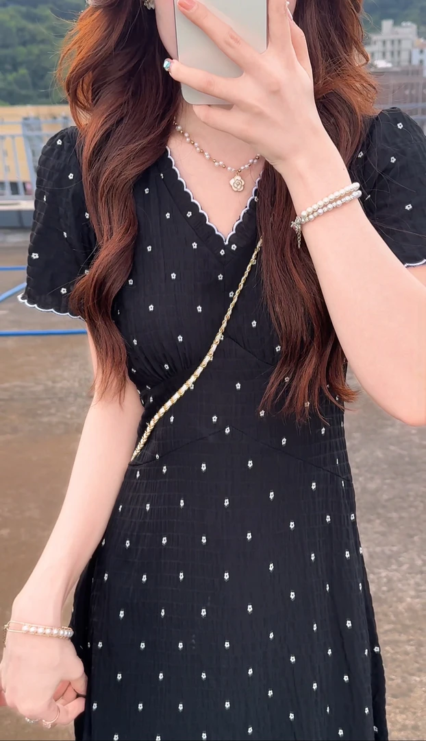 漂亮黑色波点连衣裙子女装夏季2025新款爆款显瘦掐腰长裙6005