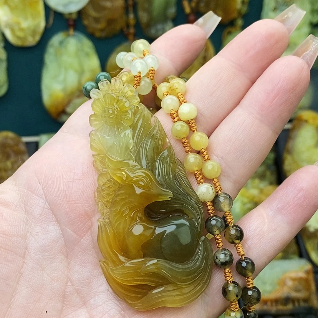 未镶嵌蛇纹石玉颈饰九尾狐