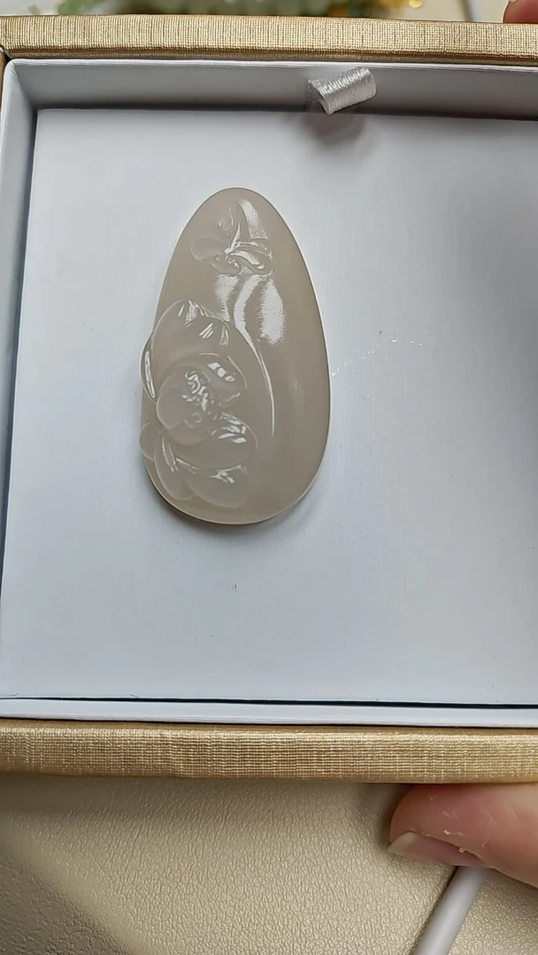 天然和田玉藕粉色水滴莲花牌，特细料